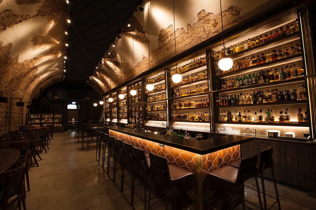 ‎Whiskey Bar & Museum