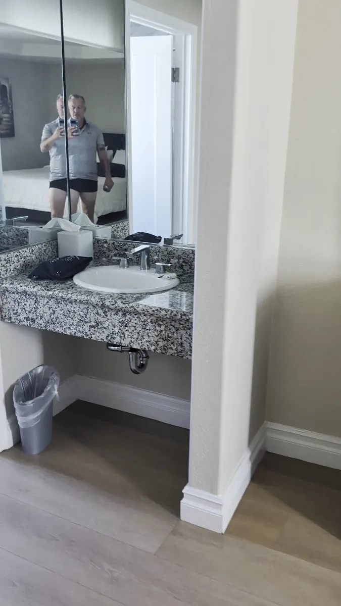Wilshire Crest Hotel — photo 2
