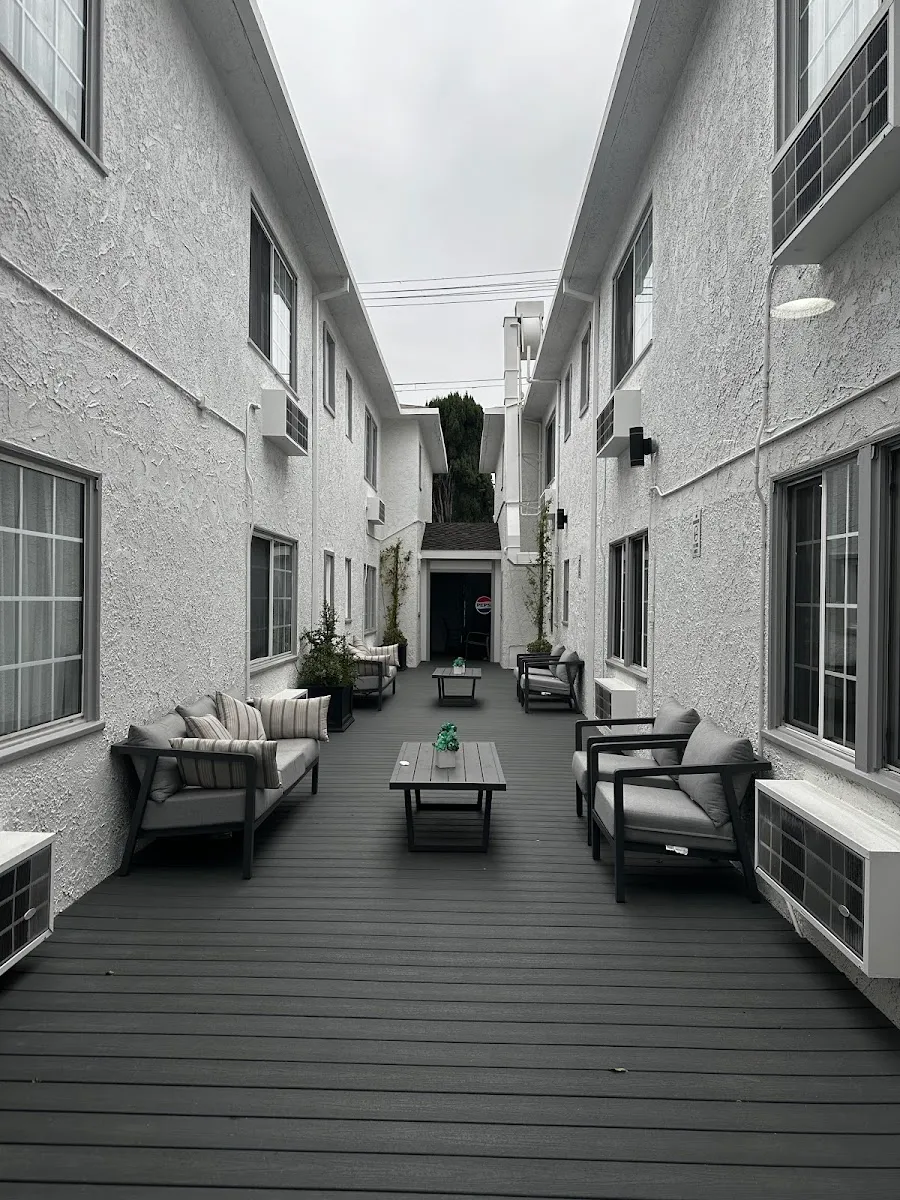Wilshire Crest Hotel — photo 10