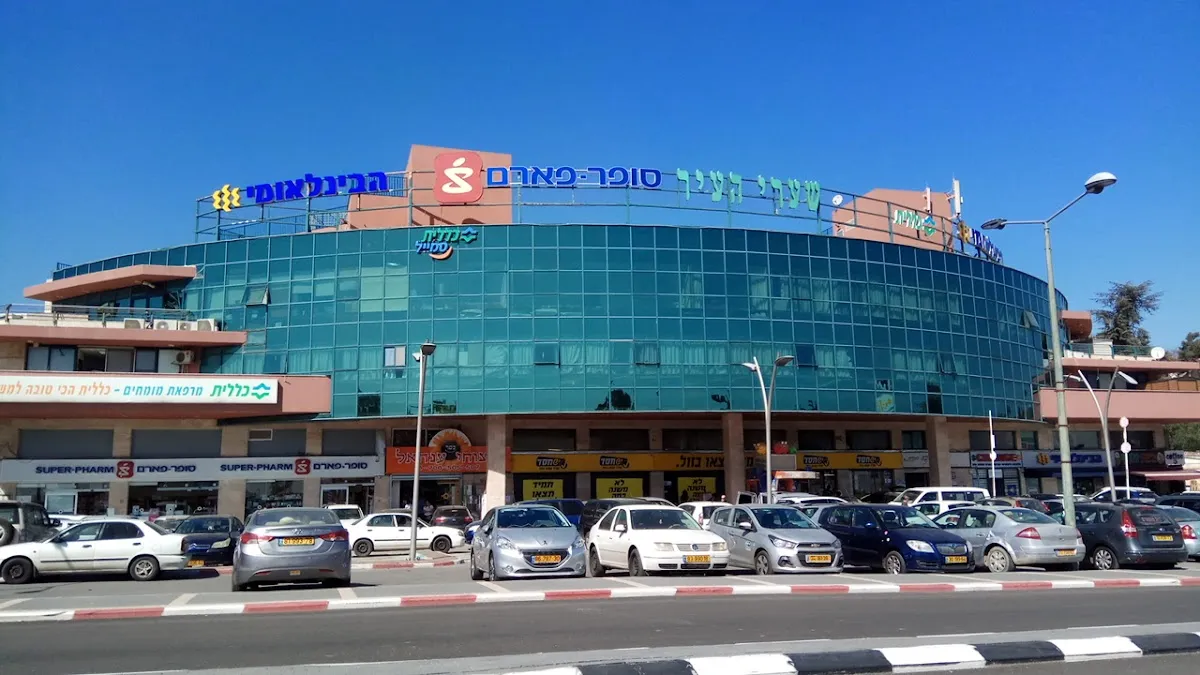 Yesh Chesed (Kanyon Shaarei HaIr)