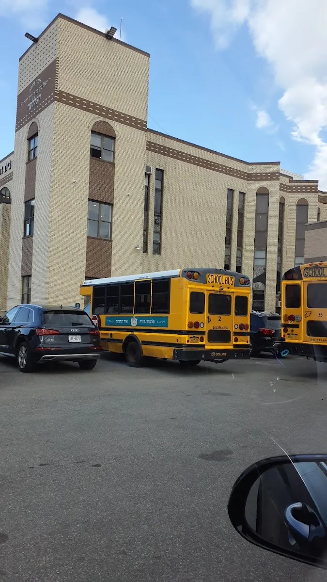 Yeshiva Avir Yakov Bus Garage — foto 2