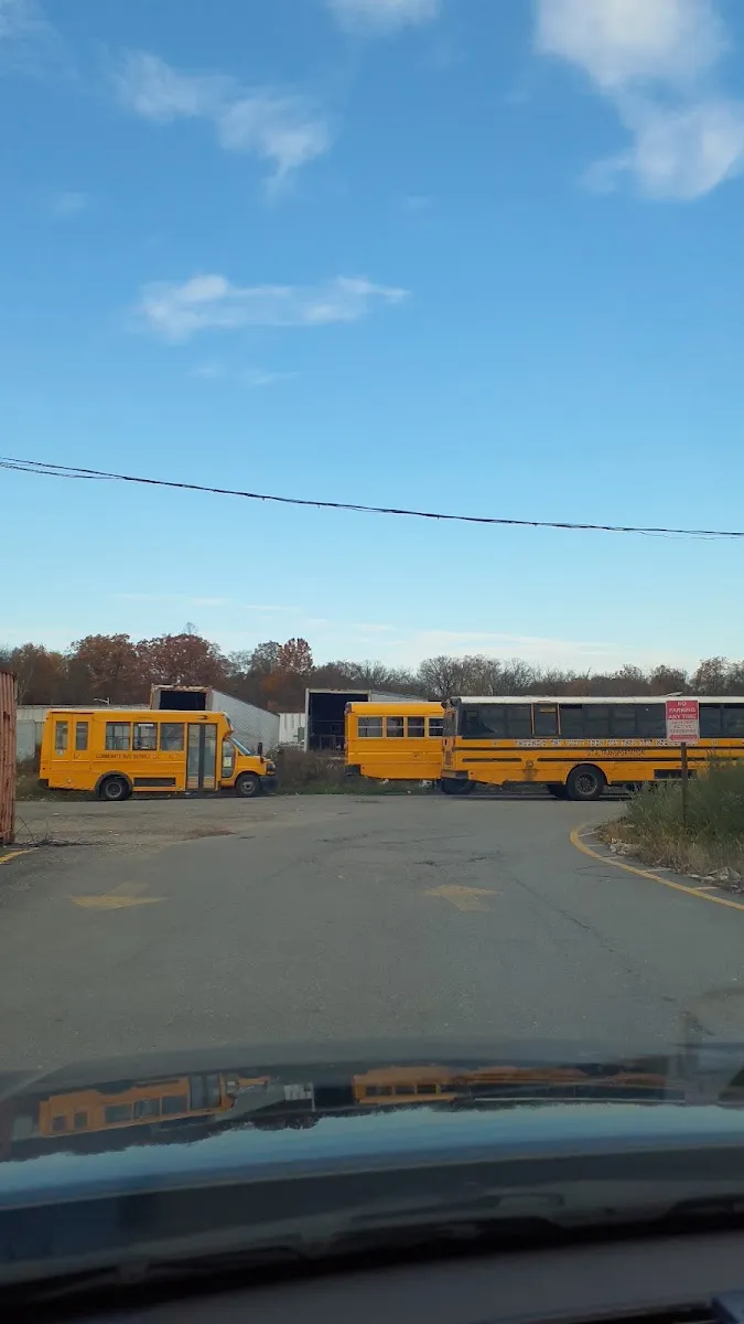 Yeshiva Avir Yakov Bus Garage — foto 4