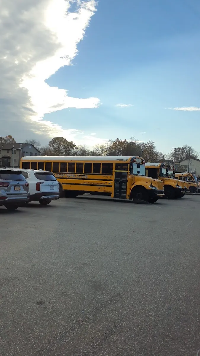 Yeshiva Avir Yakov Bus Garage — foto 5