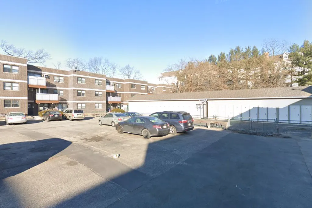Yeshiva Plaza — foto 3