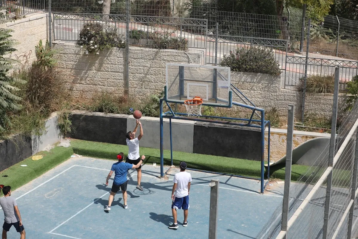Yeshivat Eretz HaTzvi — foto 3