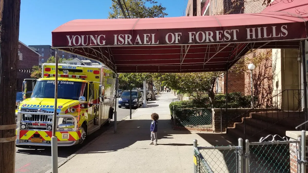 Young Israel of Forest Hills — photo 3