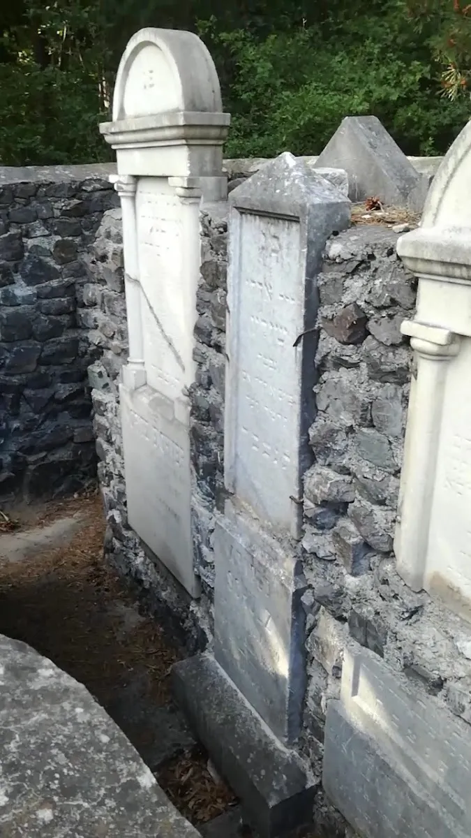 Židovský cintorín Liptovský Hrádok (lapidárium) — foto 2