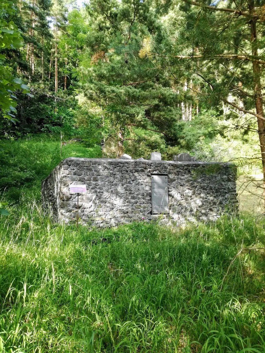 Židovský cintorín Liptovský Hrádok (lapidárium) — foto 3