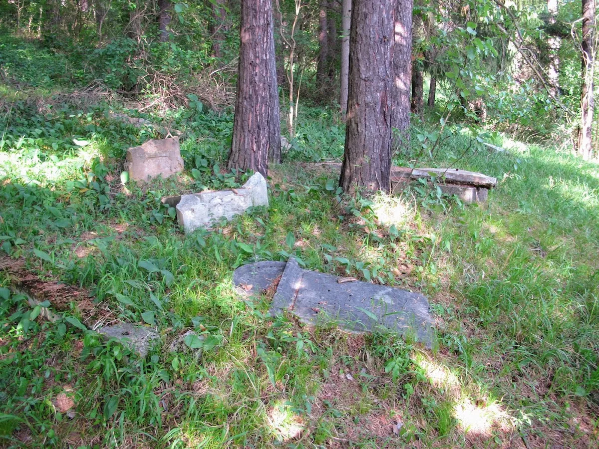 Židovský cintorín Liptovský Hrádok (lapidárium) — foto 4