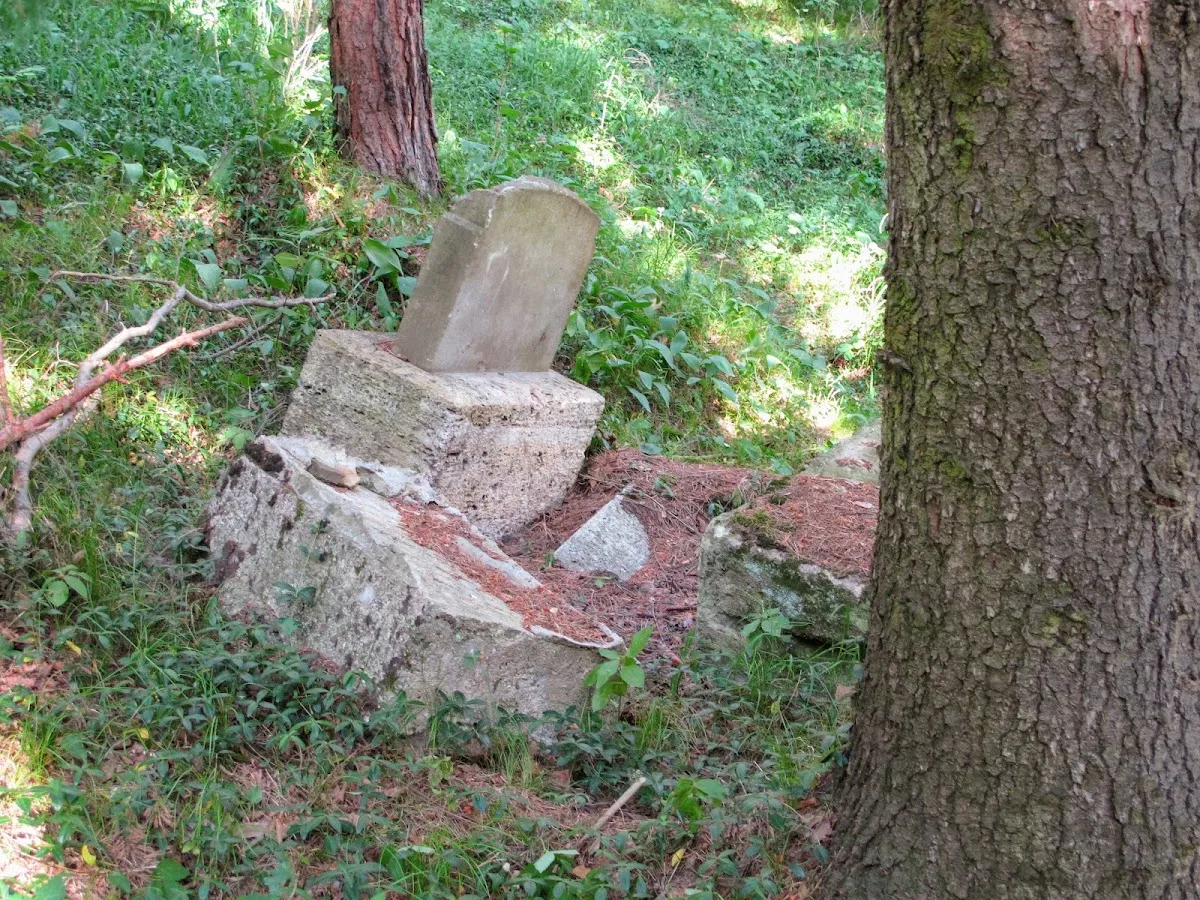 Židovský cintorín Liptovský Hrádok (lapidárium) — foto 5